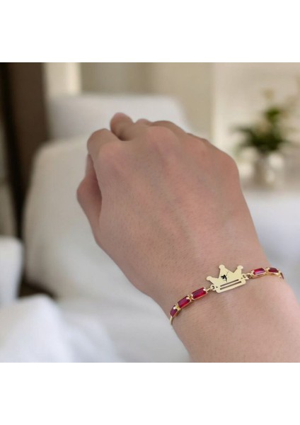 Melek Temalı 14 Ayar Altın Plakalı Kırmızı Taş Desenli Taç Motifli Hediye Bileklik-496 Sembol