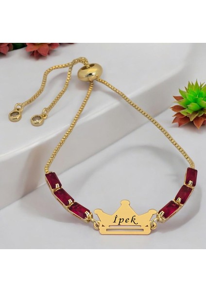 İpek İsmine Özel Taç Motifli 14 Ayar Altın Plakalı Kırmızı Taş Desenli Hediye Bileklik-496 İsim fiyatları