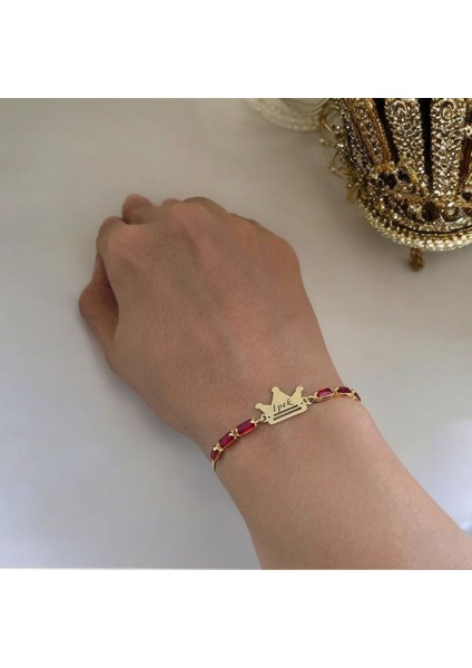 İpek İsmine Özel Taç Motifli 14 Ayar Altın Plakalı Kırmızı Taş Desenli Hediye Bileklik-496 İsim fırsatları