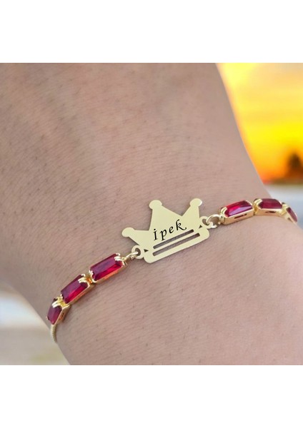 İpek İsmine Özel Taç Motifli 14 Ayar Altın Plakalı Kırmızı Taş Desenli Hediye Bileklik-496 İsim indirimleri