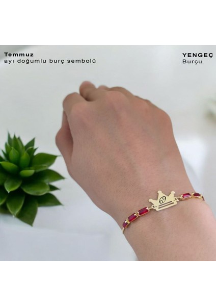 Temmuz Ayı Doğumlarına Taç Motifli 14 Ayar Altın Plakalı Kırmızı Taş Desenli Hediye Bileklik-496 Ay