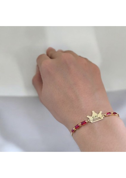 Gül İsmine Özel 14 Ayar Altın Plakalı Kırmızı Taş Desenli Taç Motifli Hediye Bileklik-496 İsim