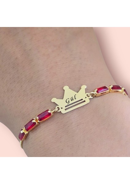 Gül İsmine Özel 14 Ayar Altın Plakalı Kırmızı Taş Desenli Taç Motifli Hediye Bileklik-496 İsim indirimleri