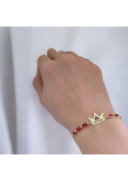 Hz Ali Temalı Taç Motifli 14 Ayar Altın Plakalı Kırmızı Taş Desenli Hediye Bileklik-496 Sembol