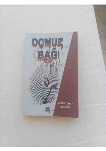 Mesut Cihan Demirel'in "domuz Bağı" Adlı Romanı, Parmak Izi ve Kan Lekesi Temalı Dikkat Çekici Kapağa Sahip. domuz Bağı Mesut Cihan Demirel 1,baski 2017 222 Sayfa 2,el Cok Temiz Kondisyonda