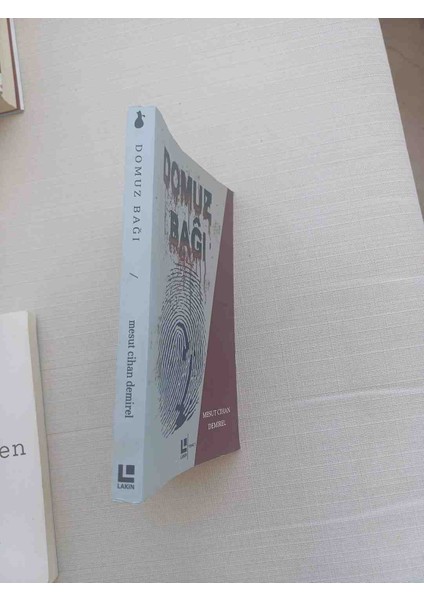 Mesut Cihan Demirel'in "domuz Bağı" Adlı Romanı, Parmak Izi ve Kan Lekesi Temalı Dikkat Çekici Kapağa Sahip. domuz Bağı Mesut Cihan Demirel 1,baski 2017 222 Sayfa 2,el Cok Temiz Kondisyonda