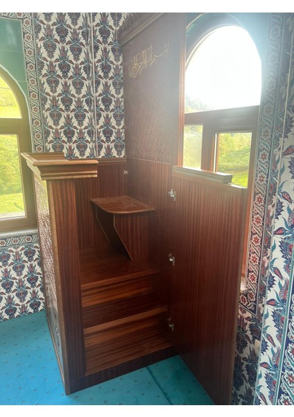 Köseoğlu Ahşap 90X95X235,Vaaz Kürsüsü – Maun Kaplama, Cnc Işlemeli, Modüler