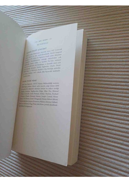 H.p. Lovecraft'ın Iki Gizemli Novellası Alfa Yayınevi Tarafından Basılmıştır. Kitap, Esrarengiz Hikayeler Içerir. iki Novella Inssmouth Üzerindeki Gölge - Zamanın Uçurumunda 1,basim modelleri