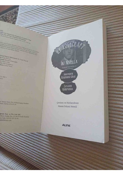 H.p. Lovecraft'ın Iki Gizemli Novellası Alfa Yayınevi Tarafından Basılmıştır. Kitap, Esrarengiz Hikayeler Içerir. iki Novella Inssmouth Üzerindeki Gölge - Zamanın Uçurumunda 1,basim fırsatları