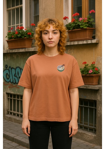 Noodle Baskılı Unisex %100 Pamuk Oversize Bisiklet Yaka Kahverengi T-Shirt modelleri