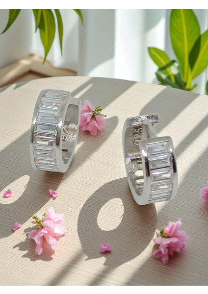 925 Ayar Gümüş Baget Taşlı Halka Küpe – Işıltılı ve Şık Tasarım