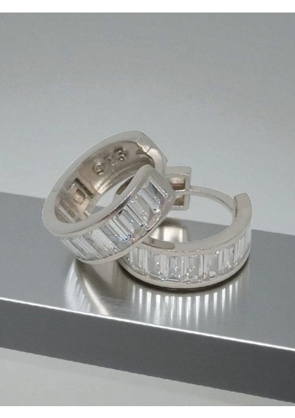 925 Ayar Gümüş Baget Taşlı Halka Küpe – Işıltılı ve Şık Tasarım fiyatları