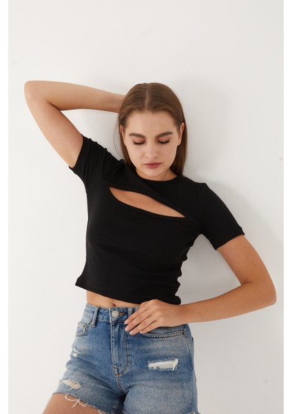 Kadın Kısa Kollu Göğüs Dekolte Detaylı Pamuklu Fitilli Bluz Crop T- Shirt
