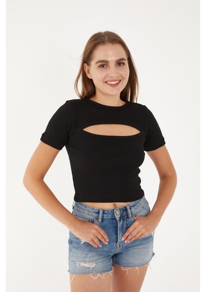 Kadın Kısa Kollu Göğüs Dekolte Detaylı Pamuklu Fitilli Bluz Crop T- Shirt
