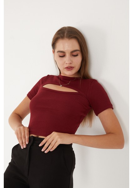 Kadın Kısa Kollu Göğüs Dekolte Detaylı Pamuklu Fitilli Bluz Crop T- Shirt indirimleri