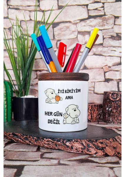 Iyi Biriyim Ama Her Gün Değil Eğlenceli Hediyelik Baskılı Seramik Kalemlik Masaüstü Düzenleyici