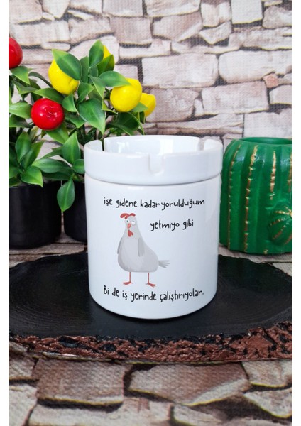 Bi De Iş Yerinde Çalıştırıyolar-Tavuk Hediyelik Komik Baskılı Seramik Kapaklı Kokusuz Küllük