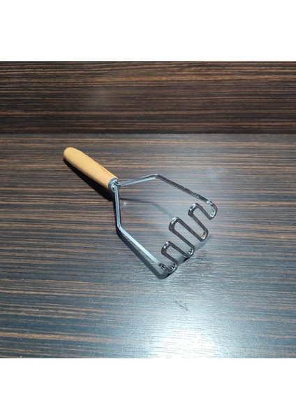 Ahşap Saplı, Patates Ezici, Patates Ezeceği, Kıvrımlı Tek Parça Paslanmaz Kalın Çelikten Mamüldür.