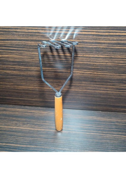 Ahşap Saplı, Patates Ezici, Patates Ezeceği, Kıvrımlı Tek Parça Paslanmaz Kalın Çelikten Mamüldür. indirimleri