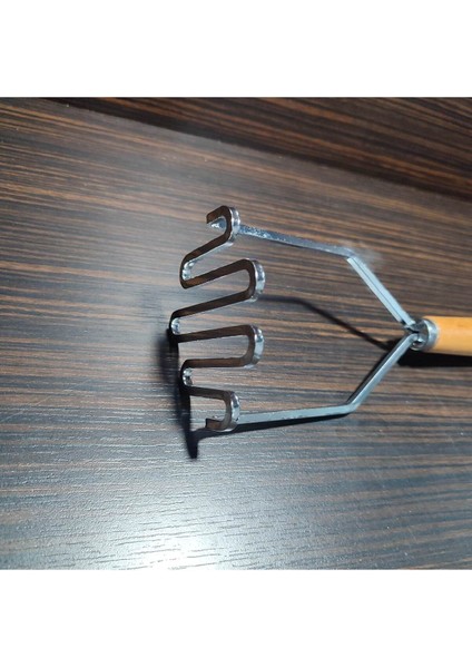 Ahşap Saplı, Patates Ezici, Patates Ezeceği, Kıvrımlı Tek Parça Paslanmaz Kalın Çelikten Mamüldür.