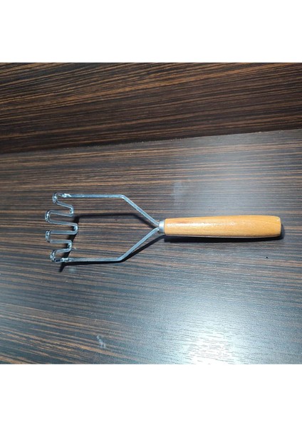 Ahşap Saplı, Patates Ezici, Patates Ezeceği, Kıvrımlı Tek Parça Paslanmaz Kalın Çelikten Mamüldür.