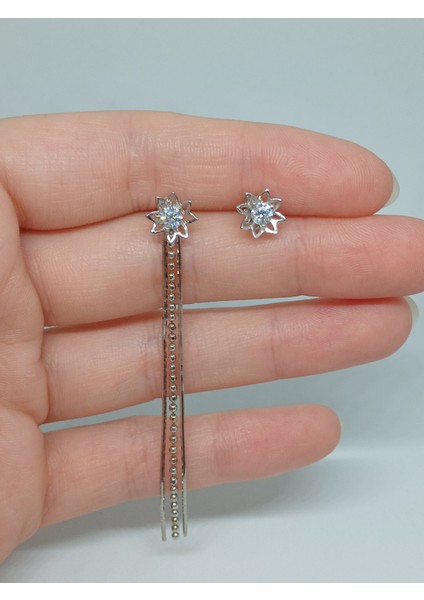 925 Ayar Gümüş Taşlı Çiçek Figürlü Asimetrik Çivi Model Küpe – Modern ve Zarif Tasarım fiyatları