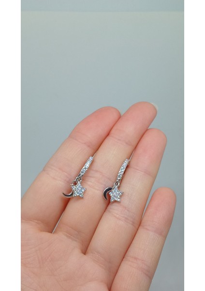 925 Ayar Taşlı Ay Yıldız Sallantılı Gümüş Küpe – Zarif ve Işıltılı Tasarım