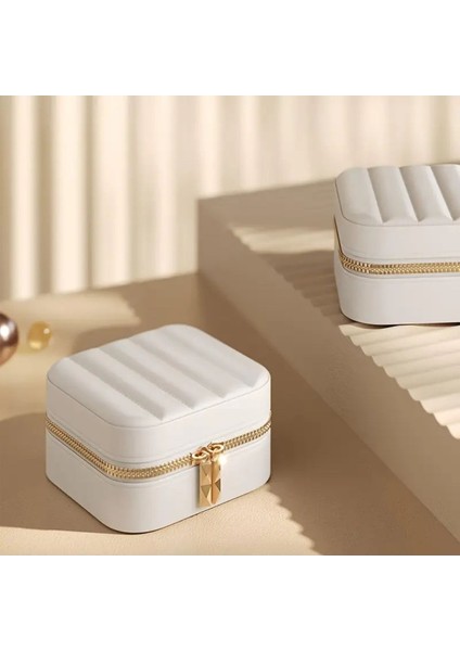 Şık Ekru Mini Lüx Aynalı Seyahat Takı Kutusu, Pratik ve Hafif Taşıma Için Uygun