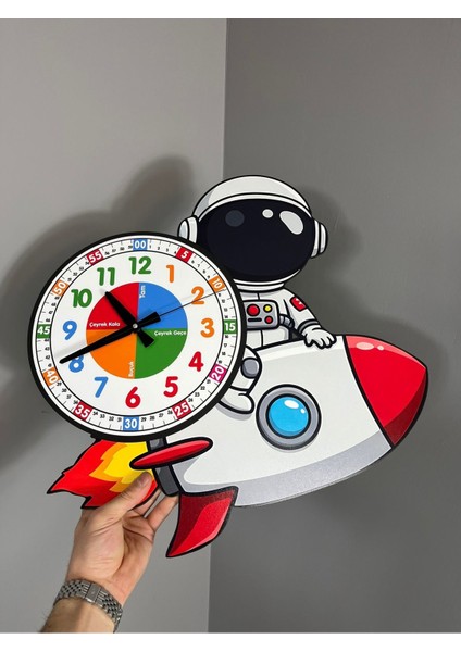 Sevimli Astronot Temalı Ahşap Duvar Saati, Sessiz ve Şık Tasarım, Çocuk Odası Için. fiyatları