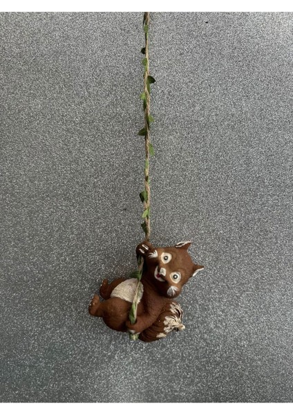 Bahçe ve Balkona Neşe Katacak Sevimli Sincap Duvar Dekoru, Kahverengi Renk Seçeneğiyle