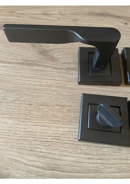 Kare Rozetli Siyah Kapı Kolu Takımı, Şık ve Dayanıklı Tasarım