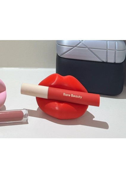 Kırmızı Ruj Tutucu ve Makyaj Düzenleyici, Şık ve Pratik Kullanım İçin İdeal