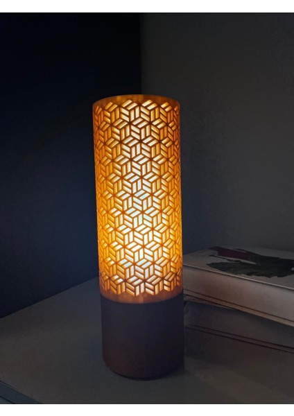 Geometrik Desenli Metal Masa Lambası, Şık ve Modern Dekoratif Aydınlatma