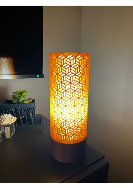 Geometrik Desenli Metal Masa Lambası, Şık ve Modern Dekoratif Aydınlatma fırsatları