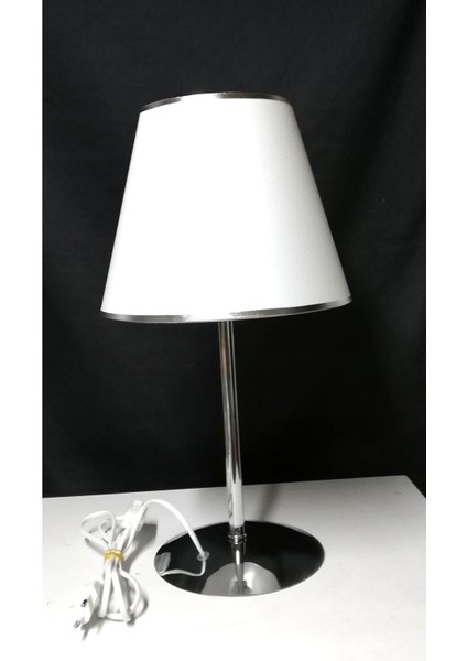 Şık Metal Ayaklı Beyaz Abajur, Modern ve Zarif Tasarım. fiyatları