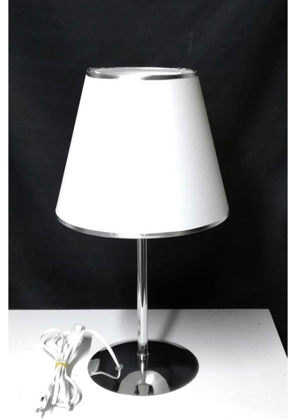 Şık Metal Ayaklı Beyaz Abajur, Modern ve Zarif Tasarım. modelleri