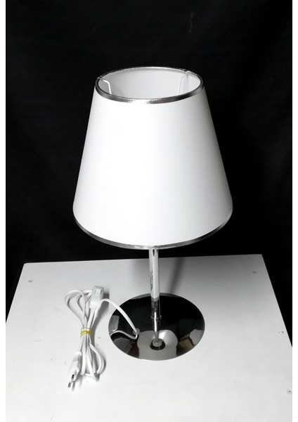 Şık Metal Ayaklı Beyaz Abajur, Modern ve Zarif Tasarım. fırsatları