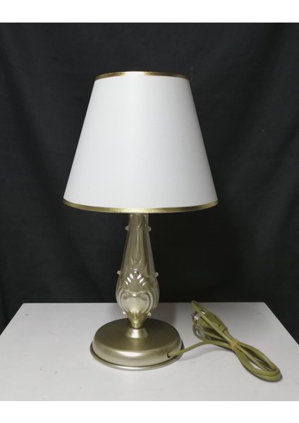 Çok Renkli Metal Abajur Ayaklı, Şık ve Modern Tasarım