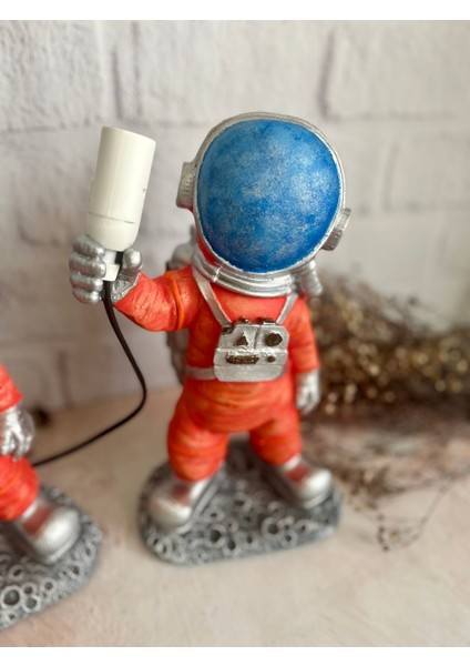Sevimli Çocuk Odası Turuncu Astronot Abajur, Sıcak ve Neşeli Ortamlar Için Ideal. fiyatları