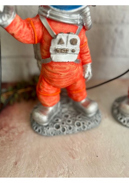 Sevimli Çocuk Odası Turuncu Astronot Abajur, Sıcak ve Neşeli Ortamlar Için Ideal. fırsatları