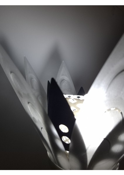 Şık Beyaz Çiçekli Dekoratif Masa Lambası, Modern ve Şık Tasarım fırsatları