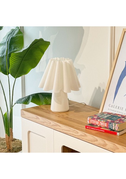 Şık Beyaz Abajur, Modern ve Zarif Tasarım ile Evinize Şıklık Katın