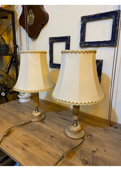 Şık Mermer Kaideli Antika Abajur, Beyaz Renk, Zarif ve Dekoratif Aksesuar