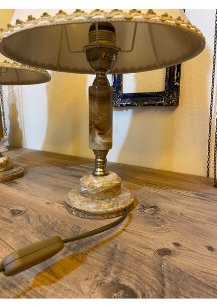 Şık Mermer Kaideli Antika Abajur, Beyaz Renk, Zarif ve Dekoratif Aksesuar fiyatları