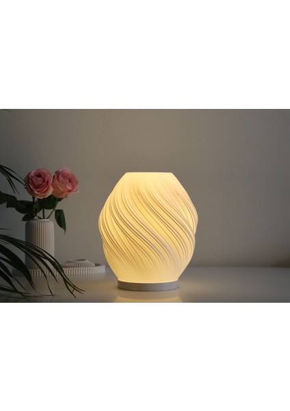 Beyaz Hafif Abajur, Şık ve Şeffaf Dekorasyon Aksesuarı