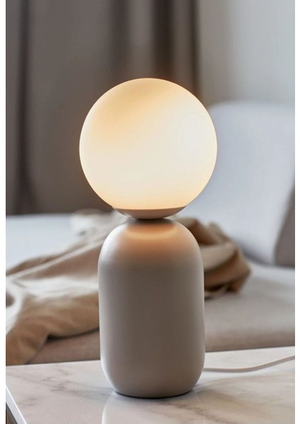 Beyaz Masa Lambası, Şık ve Kullanışlı Aydınlatma Çözümü