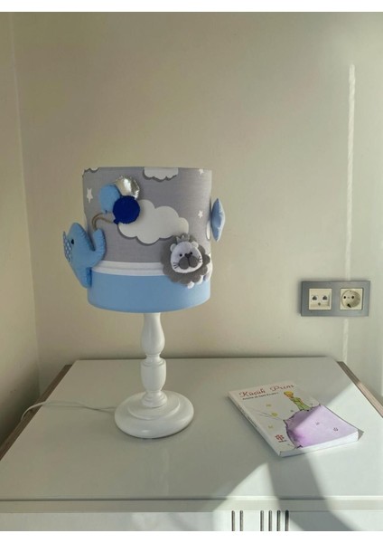 Renkli Hayvan Figürlü Bebek Odası Masa Lambası, Gri, Mavi ve Beyaz Detaylarla fiyatları