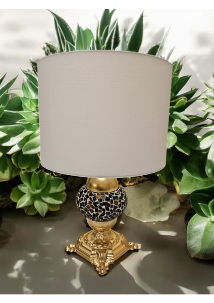 Desenli Altın Detaylı Beyaz Abajur, Şık ve Modern Dekorasyon Parçası
