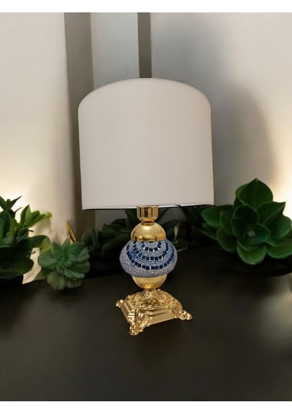 Şık Desenli Beyaz Dekoratif Abajur, Altın Detaylar ile Zarif Tasarım