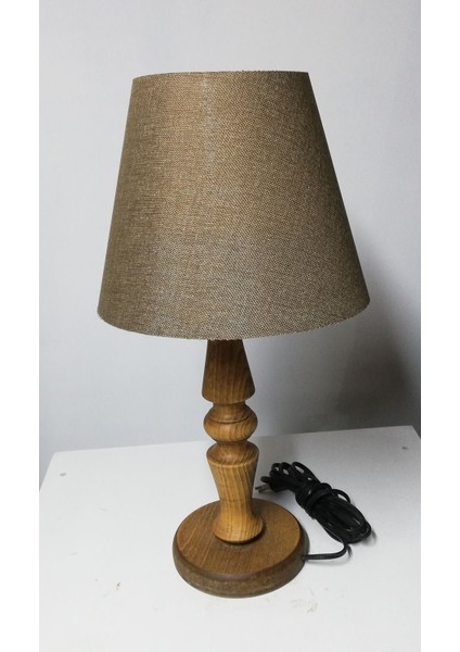 Kahverengi Ahşap Ayaklı Keten Abajur, Şık ve Doğal Dekoratif Aydınlatma Seçeneği